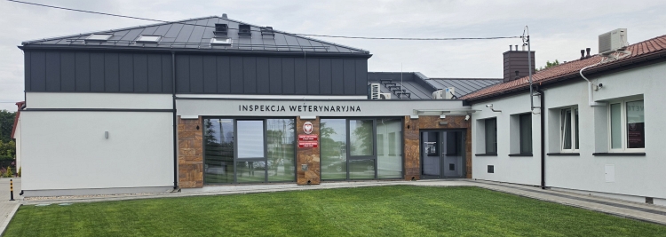 Budynek siedziby PIW w Radzyniu Podlaskim, wejście gł&oacute;wne